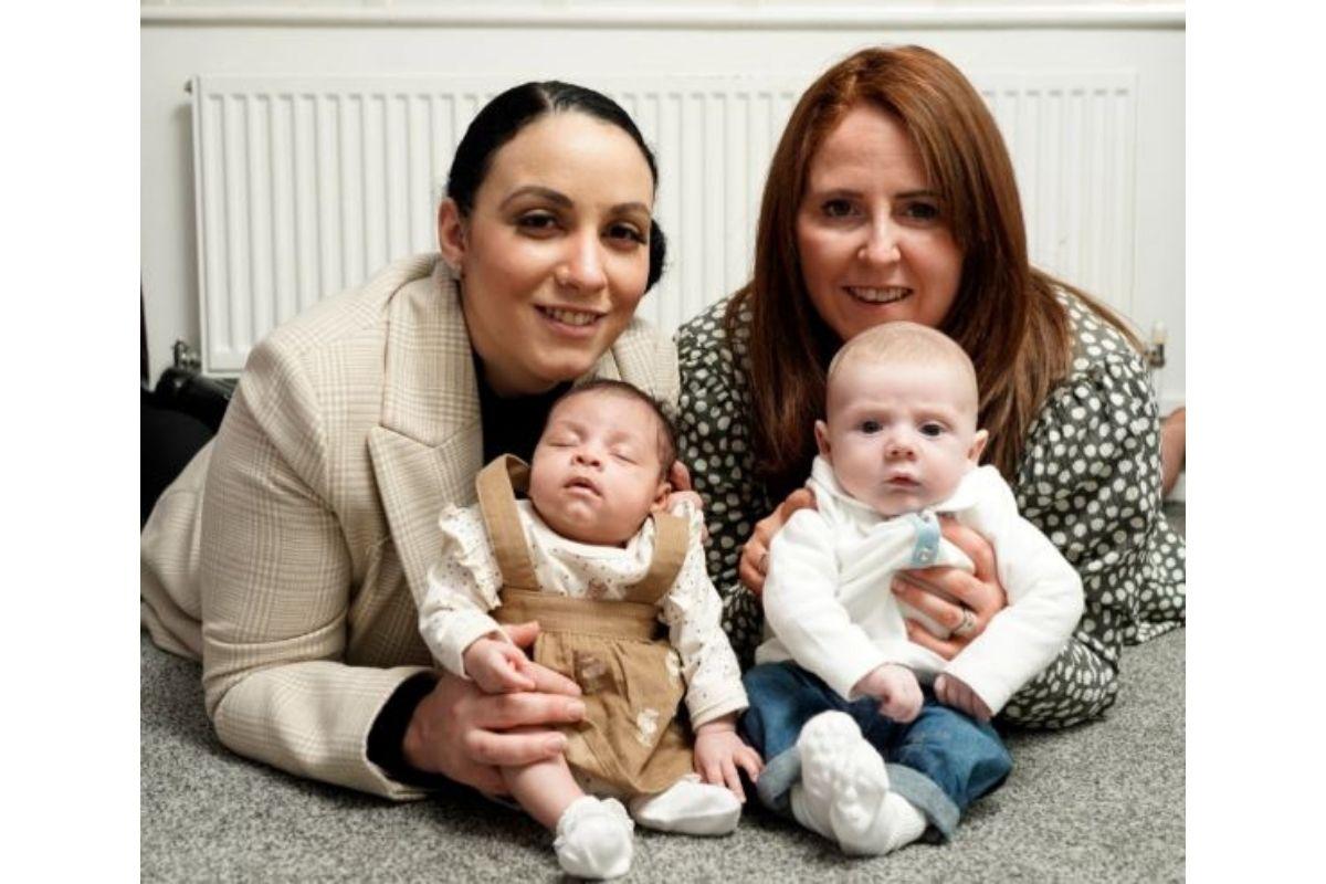 As primas deram à luz no mesmo dia, na mesma hora, e os bebês nasceram com marca de nascença igual