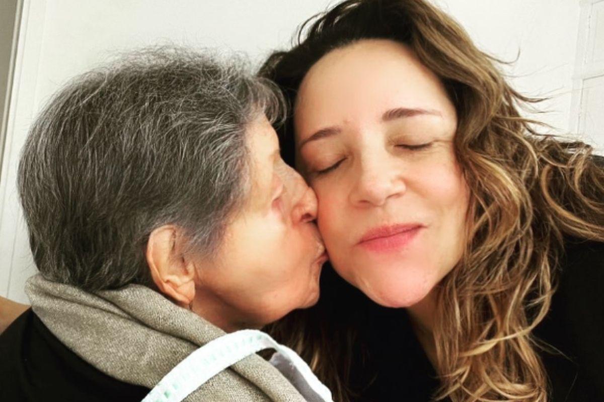 A cantora Ana Carolina publicou fotos raras com a mãe