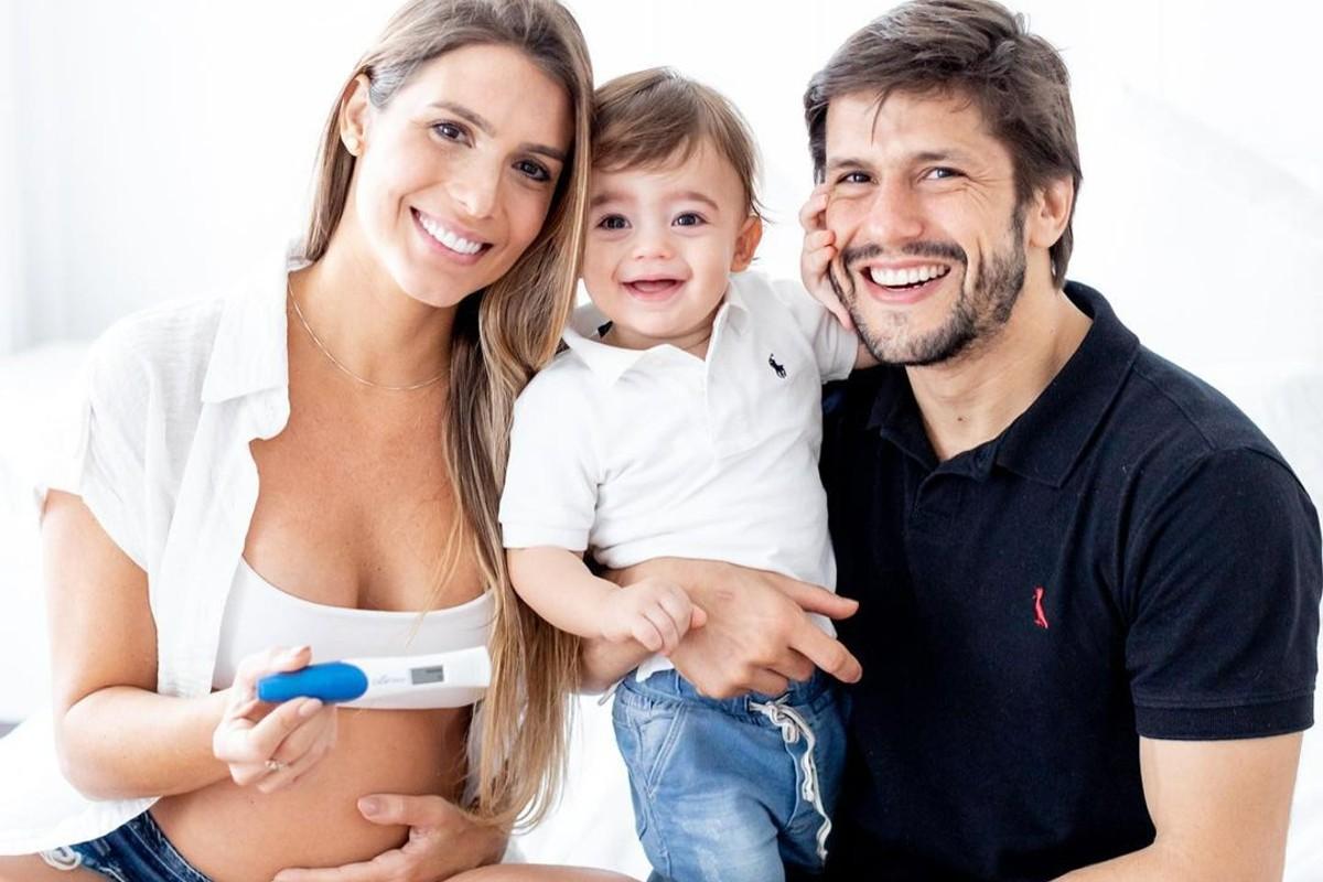 Bia Feres com o teste de gravidez positivo, junto com o filho e marido