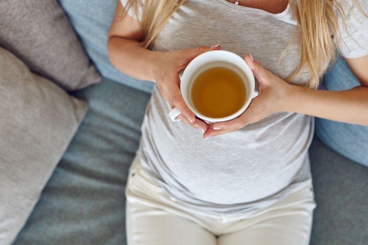 mulher segurando chá