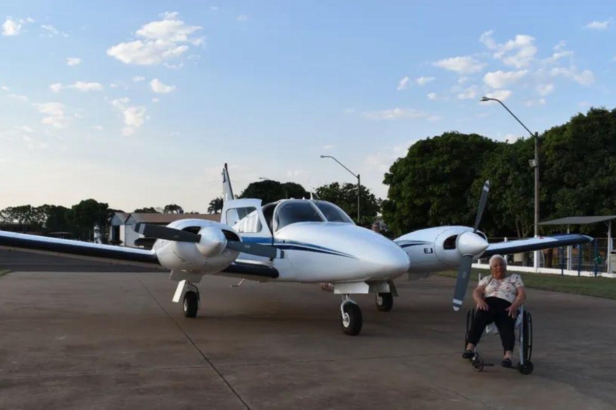 Senhora que comemorou 100 anos de idade voando, idosa realiza sonho de voar em aniversário de 100 anos de idade