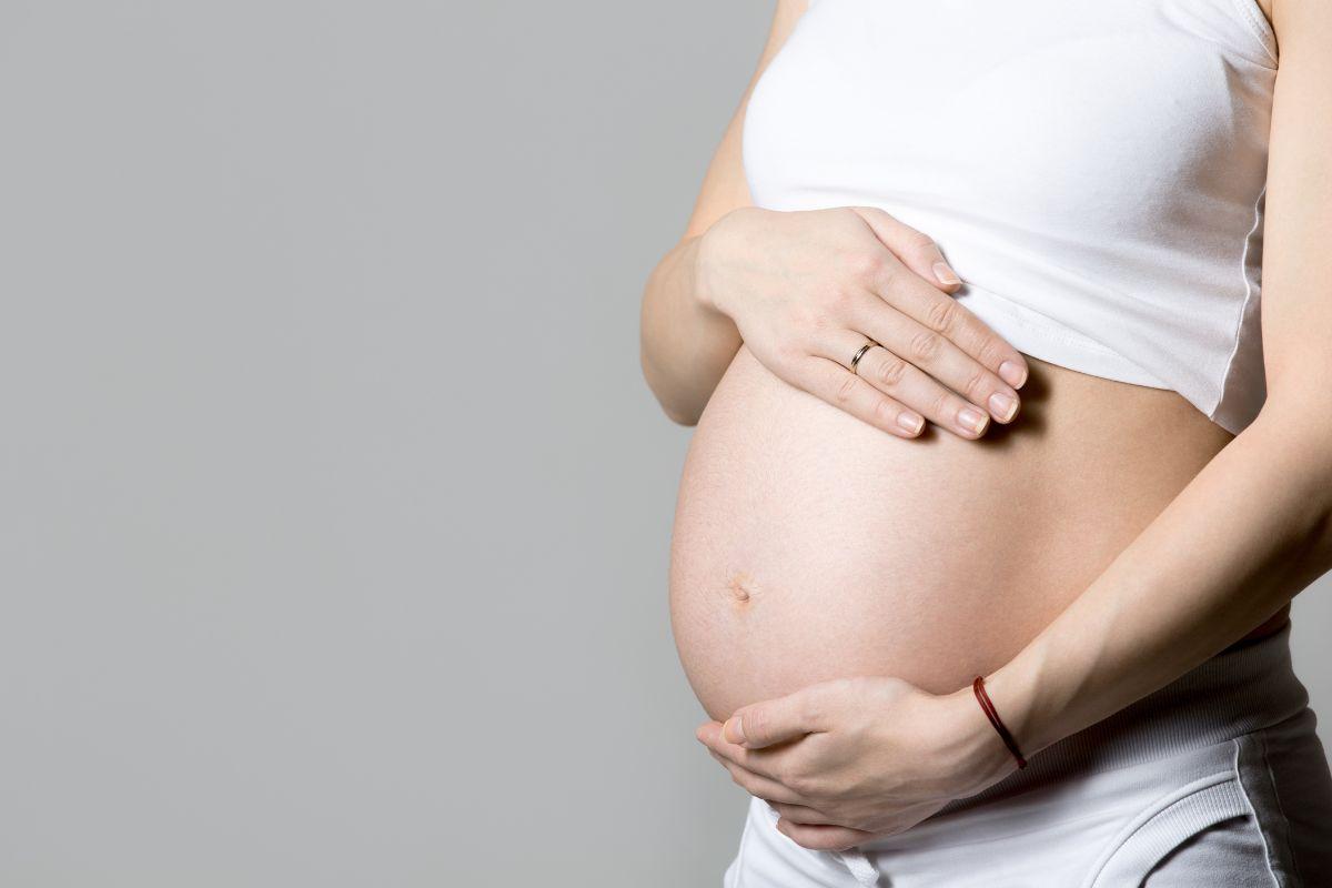 Barriga de grávida, gravidez, gestação, barriga de gestante, gestante tocando na barriga, grávida tocando na barriga, grávida com a mão na barriga, gestante com a mão na barriga