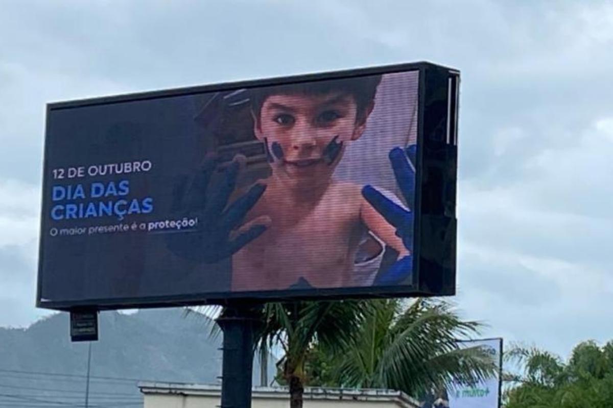 O outdoor de Henry que Linel colocou nas ruas