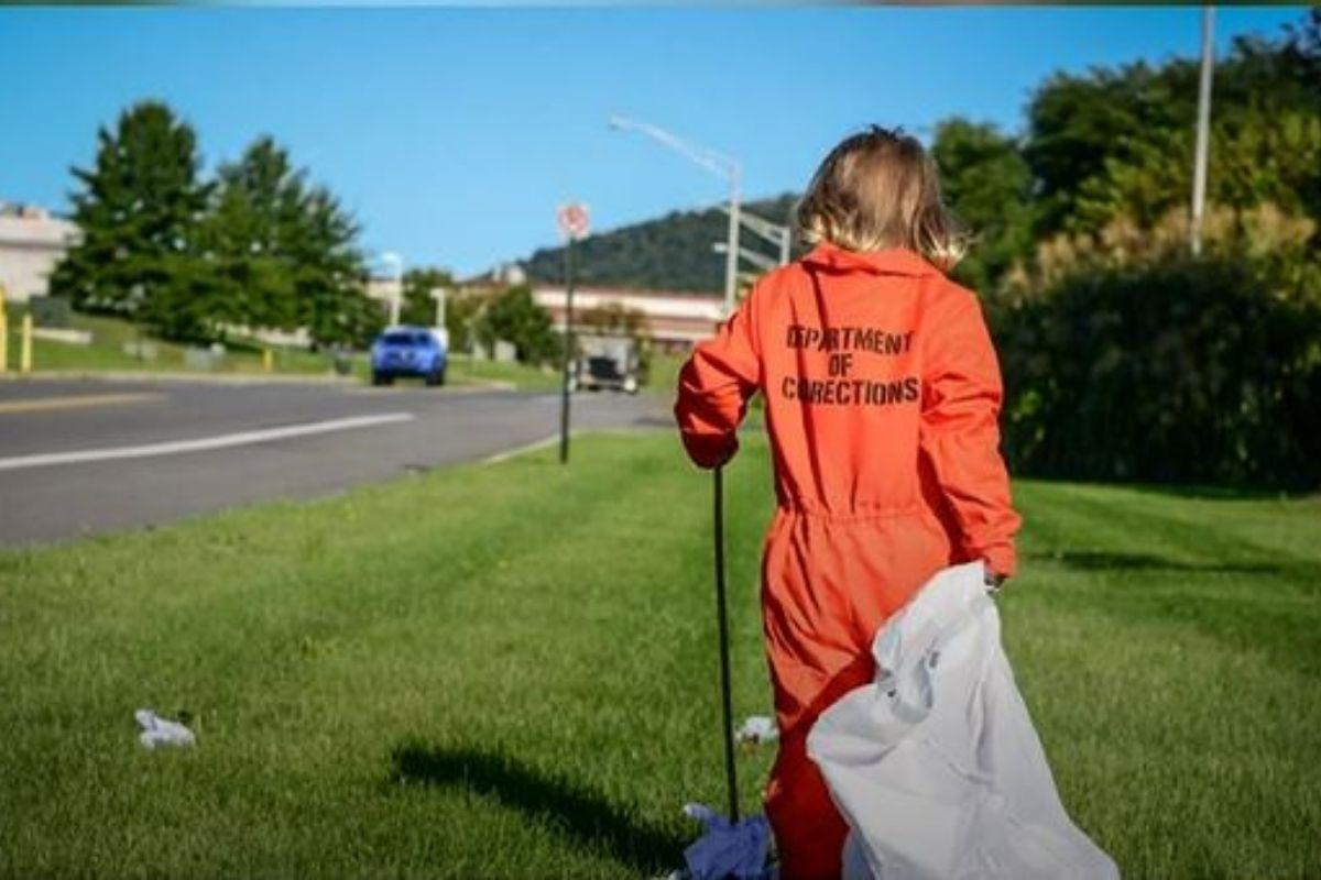 Hannah fazendo serviço comunitário após ser pega com muito açúcar