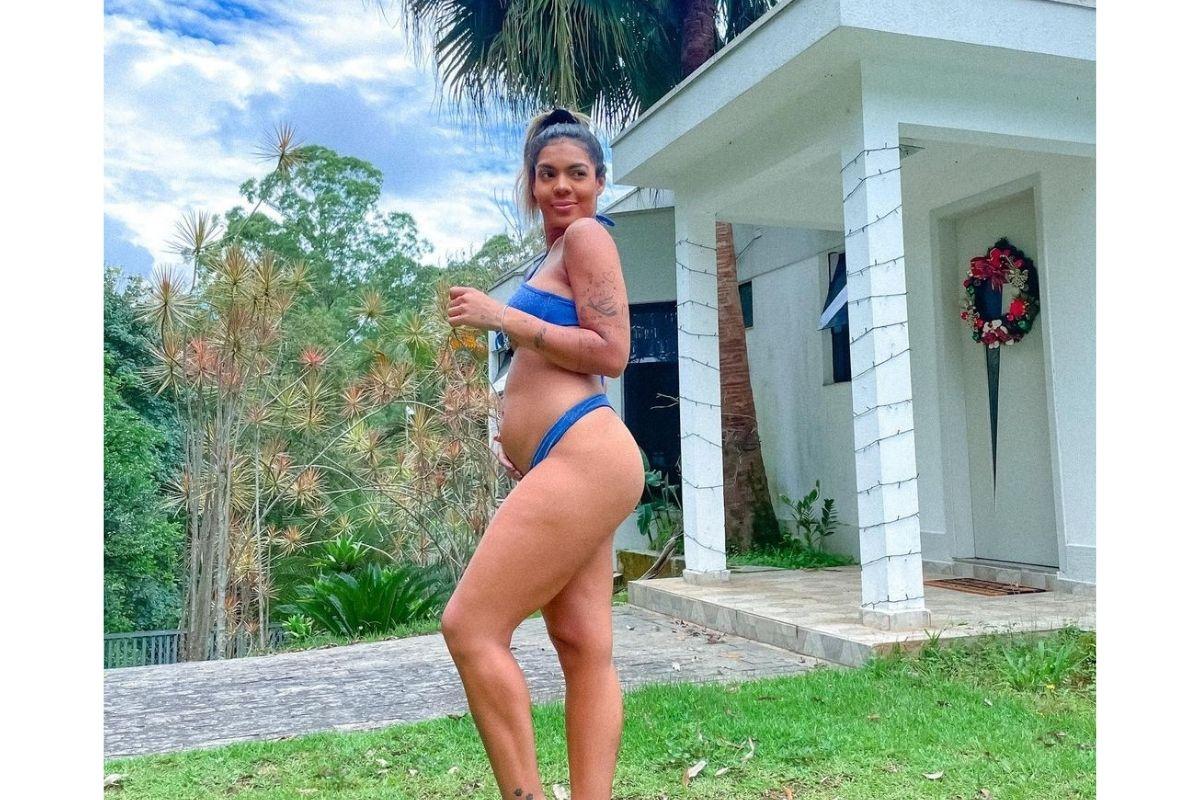 Tays Reis mostrando a barriga de grávida