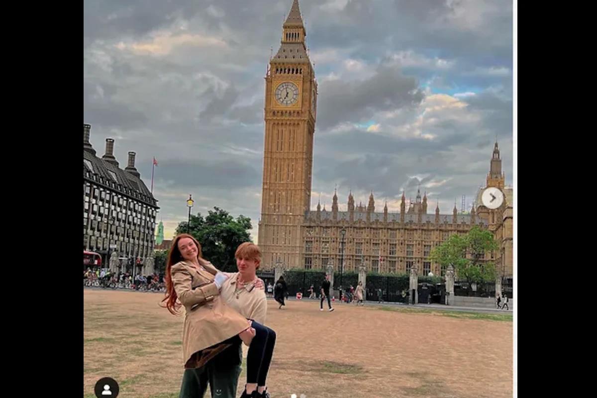 Lindsay Lohan com seu irmão a segurando no colo