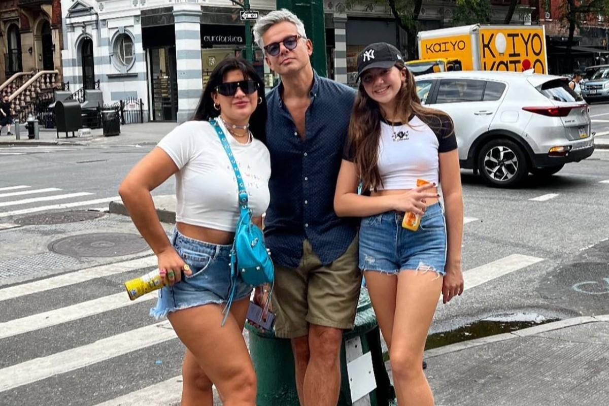 Otaviano Costa e as filhas