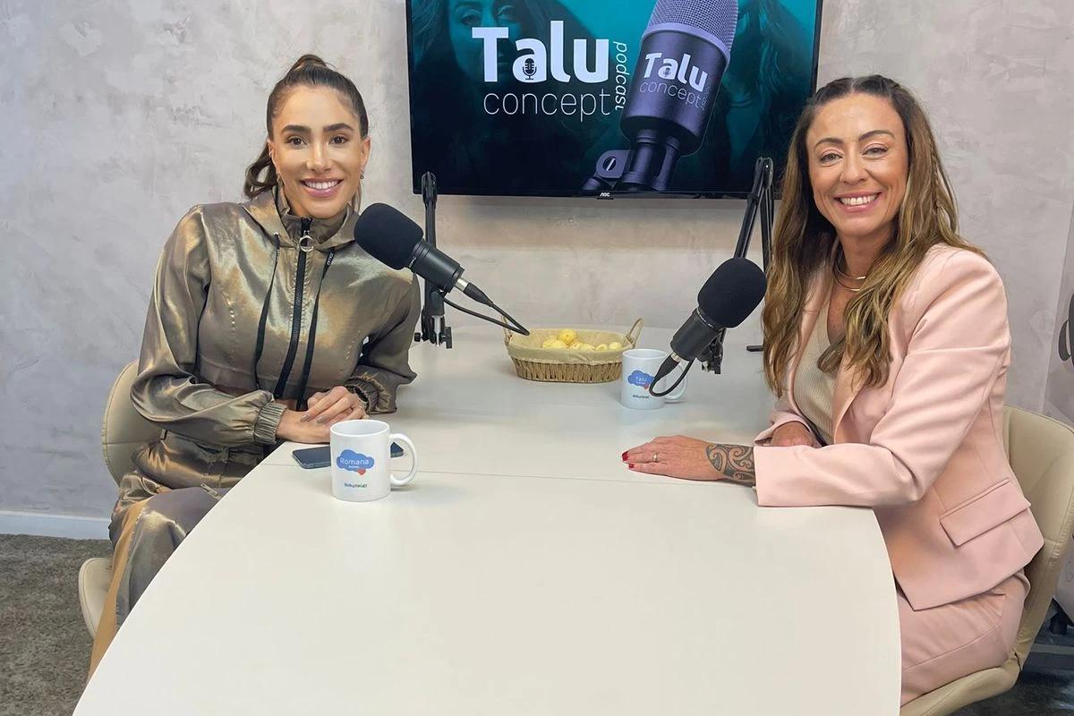 Romana Novais sentada ao lado de Talu Adjuto em Podcast