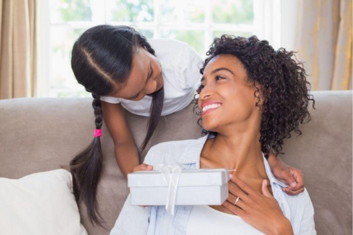 Crianças adoram ganhar presentes no Natal