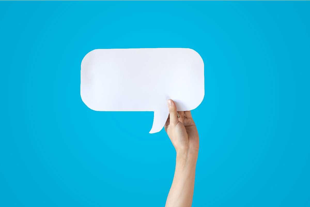 mão segurando caixa de texto