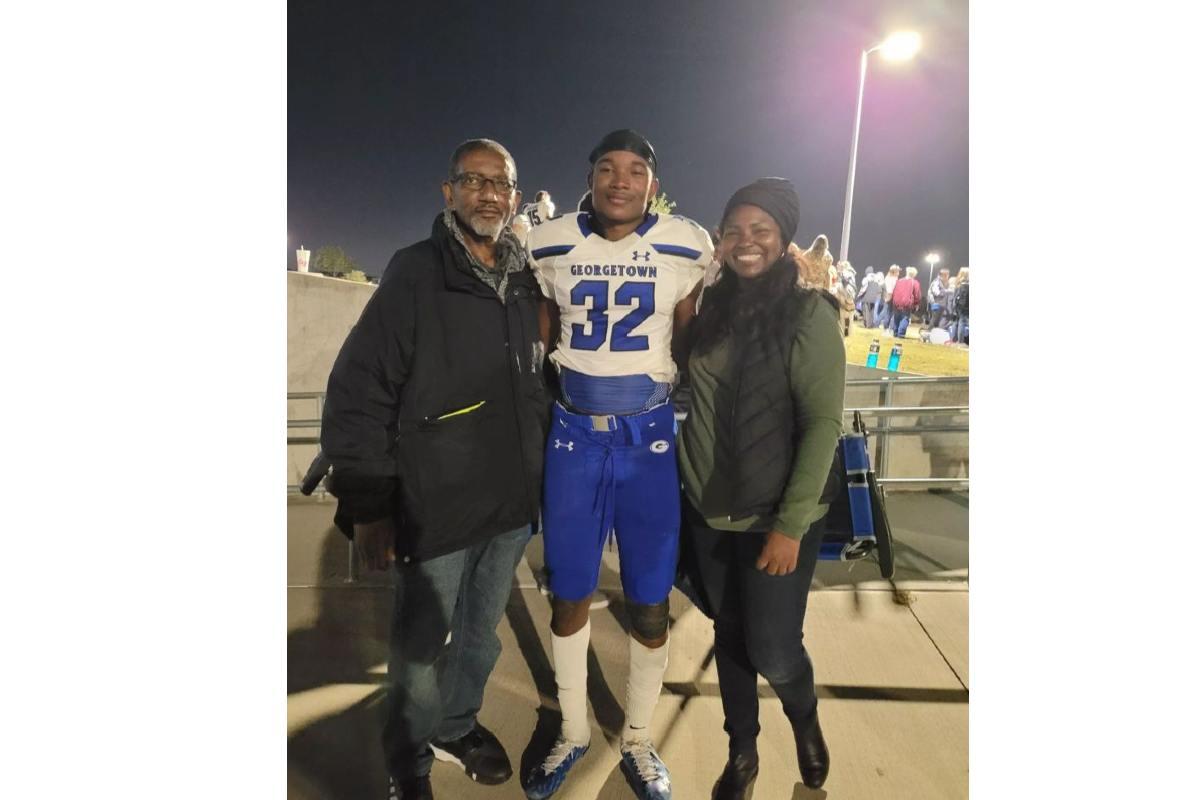 Mesmo em tratamento contra o câncer, o pai faz de tudo para não perder nenhum jogo do filho