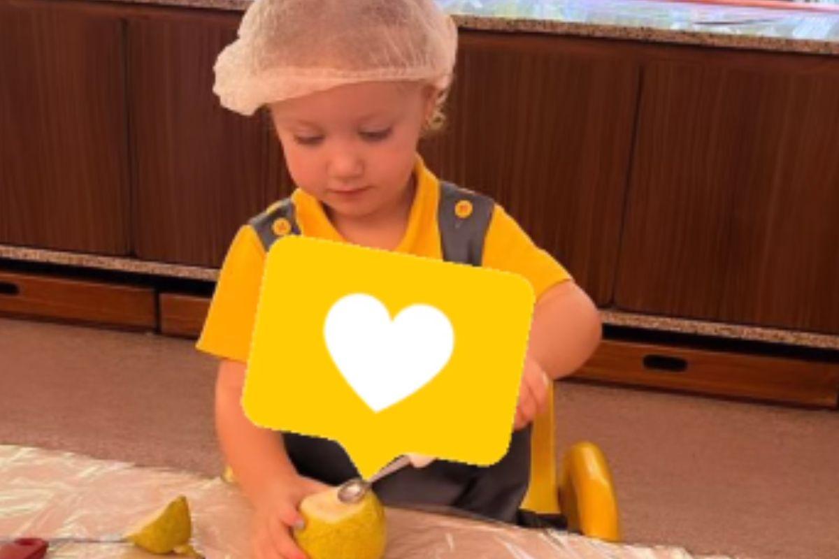 Vicky Justus de touca mexendo com frutas na escola