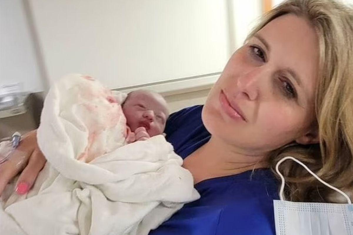 A mãe precisou ser levada para o hospital depois de dar à luz no estacionamento