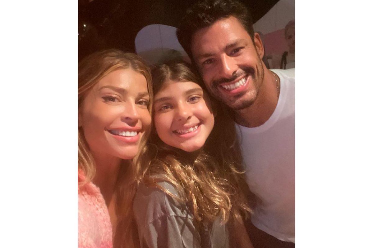 Ex-casal Cauã Reymond e Grazi Massafera, ao lado de sua filha, Sofia, na comemoração de seu aniversário de 11 anos.