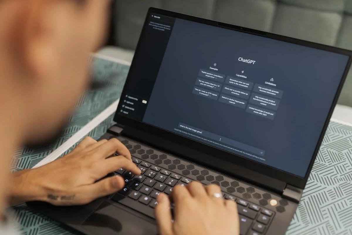 Pessoa mexendo no chat gpt pelo computador