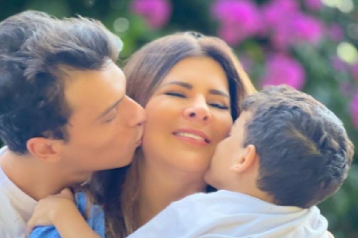 Mara Maravilha ao lado do filho e do marido