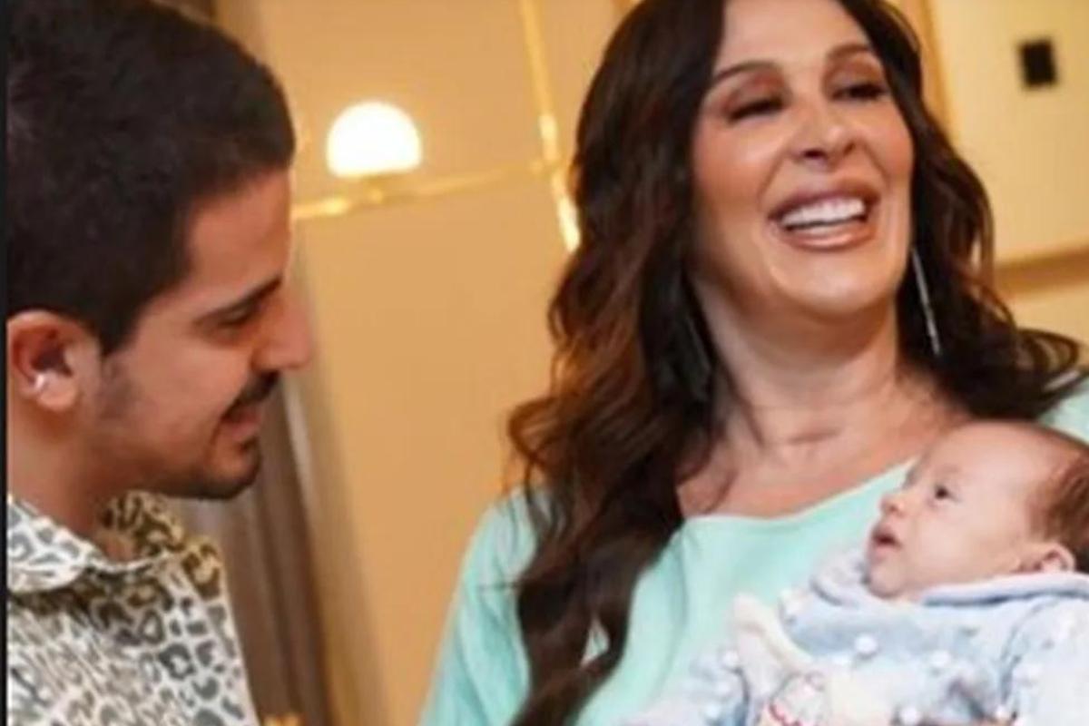 Claudia Raia ao lado do filho Enzo Celulari e o filho caçula Luca no colo