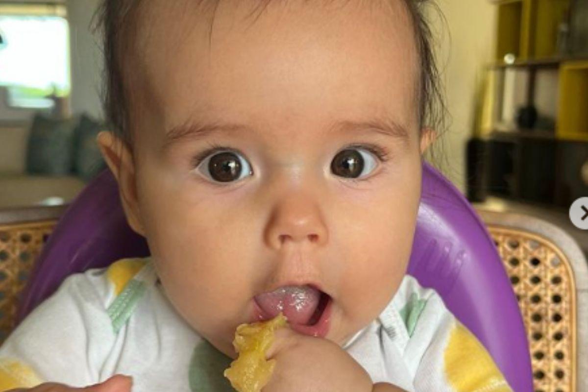 Debora Silva mostra introdução alimentar da filha