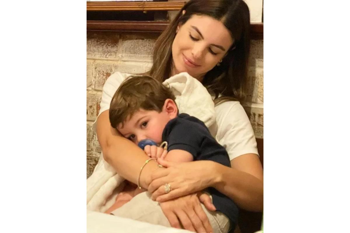 Atriz Sthefany Brito com o filho Enrico (Foto: Reprodução/Arquivo pessoal)