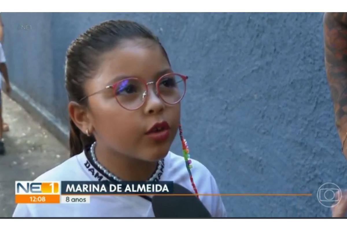 Menina durante entrevista sobre volta às aulas