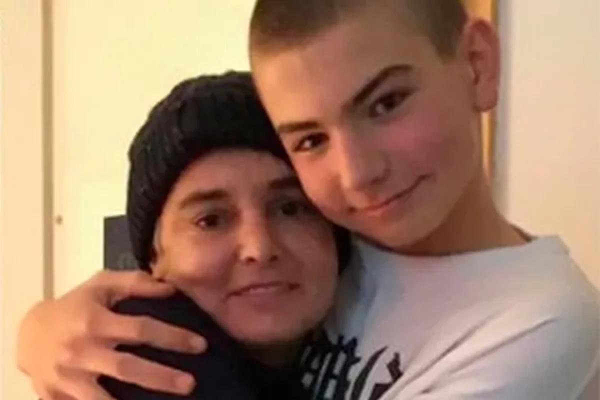Sinéad O'Connor ao lado do filho Shane O'Connor