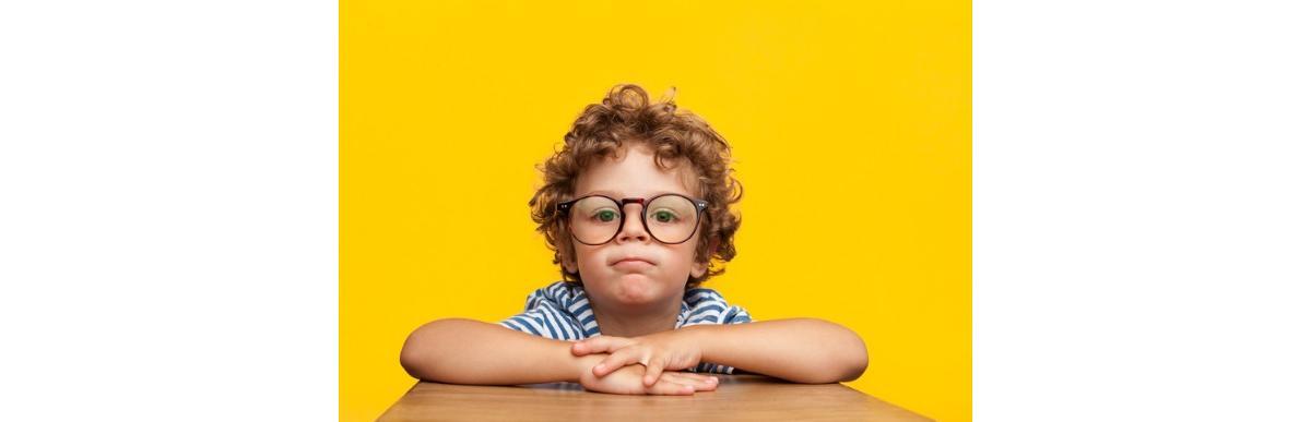 portrait-of-charming-boy-in-eyeglasses-picture-id840809454