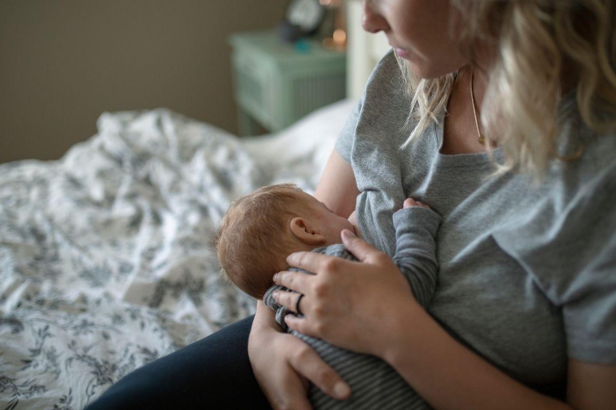 Mãe amamentando bebê