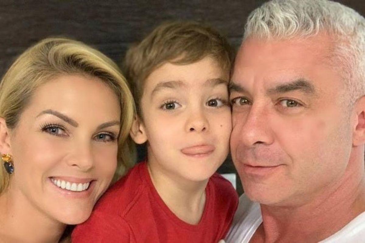 Ana Hickmann ao lado da família
