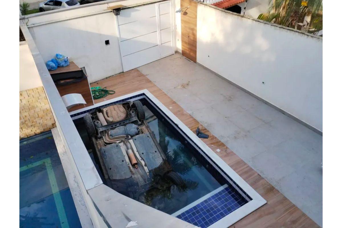 carro caiu em piscina de casa no guarujá