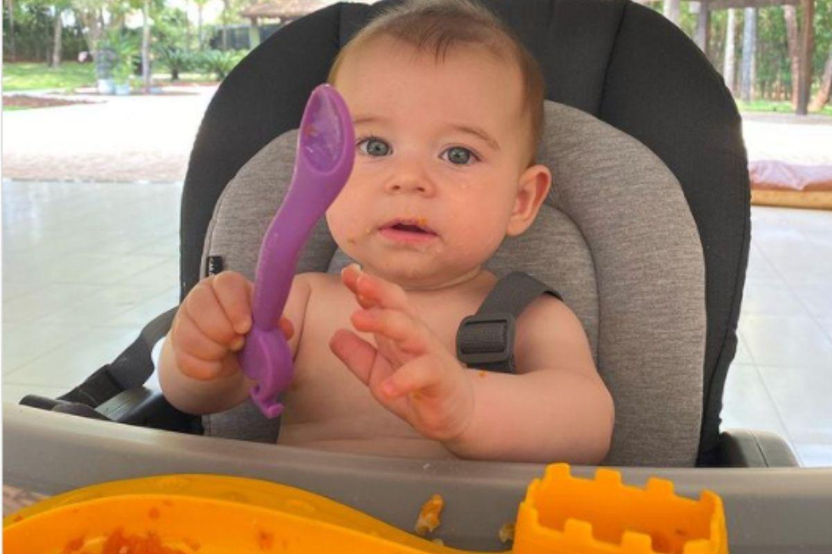 Filho de Lucas Lucco aparece se alimentando