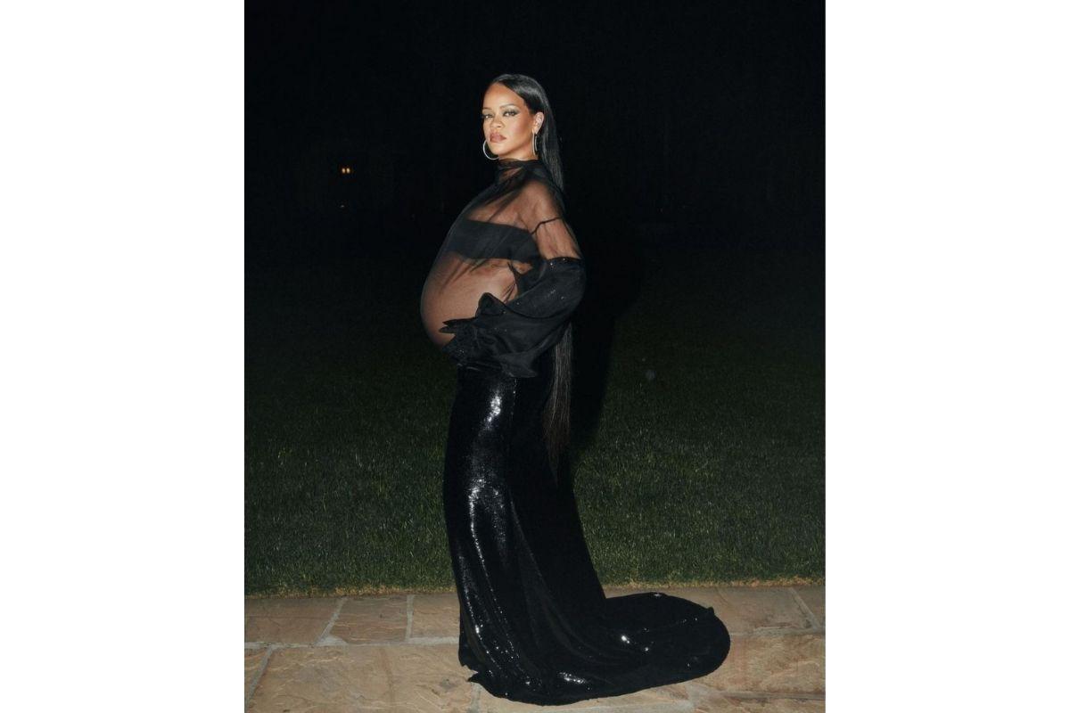 Rihanna exibiu a barriga nas redes sociais e internautas comemoraram
