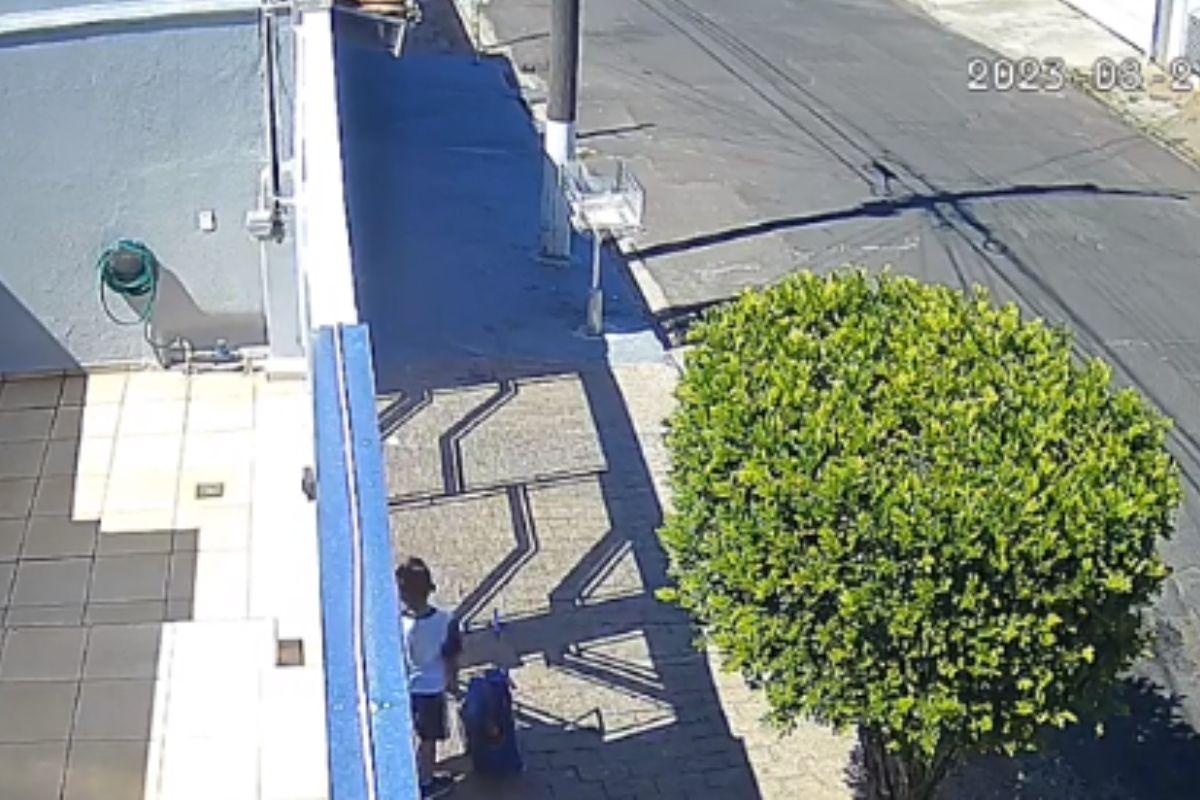 Criança esperando van escolar, criança percebe que van escolar é falsa, sequestro infantil