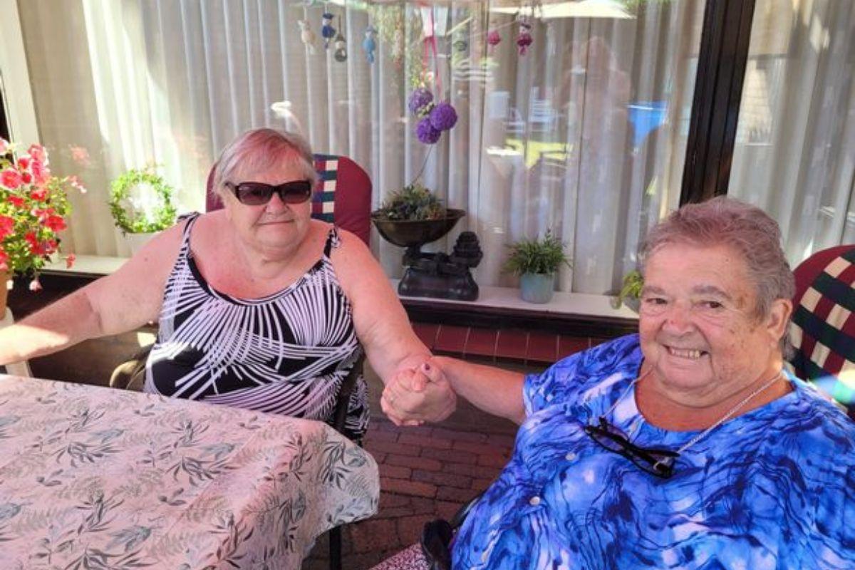 Irmãs de mãos dadas