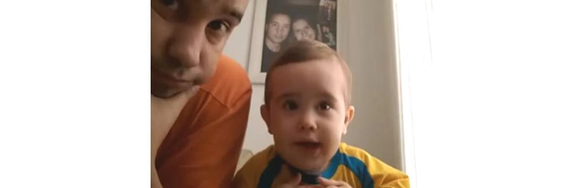 Pai e filho parecem que estão tendo uma conversa séria neste vídeo (Foto: Reprodução Youtube)