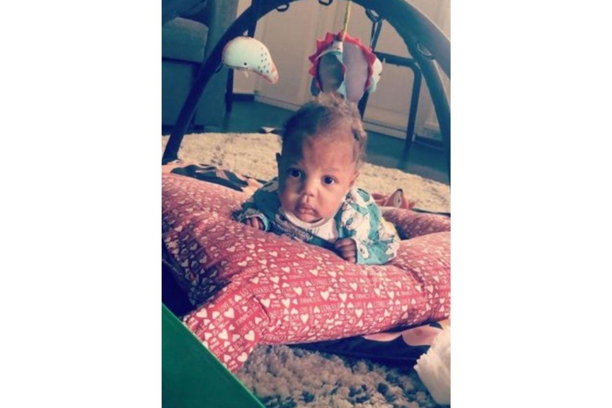 Bebê de mãe que deu à luz sem saber que estava grávida