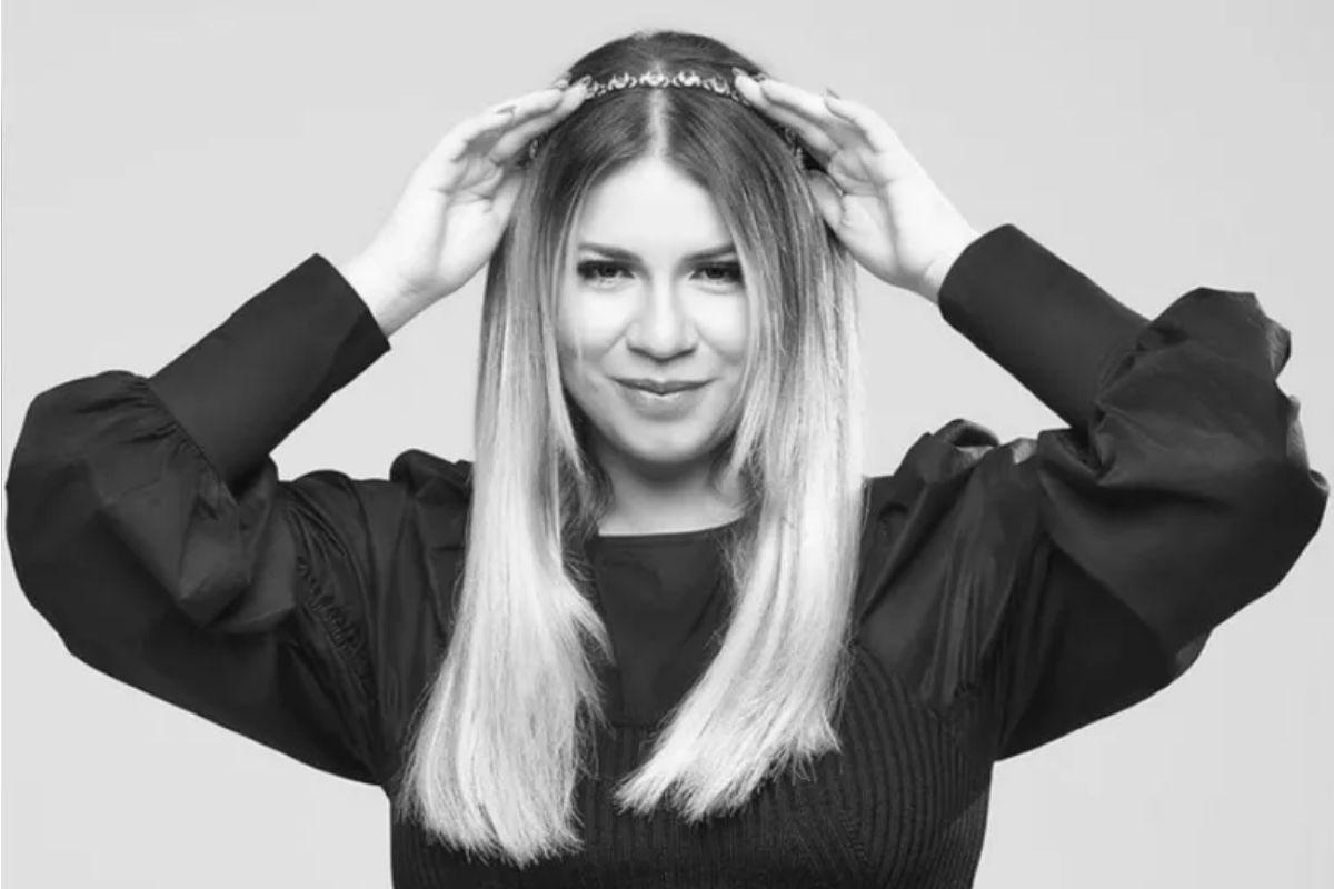 Foto de Marília Mendonça em preto e branco