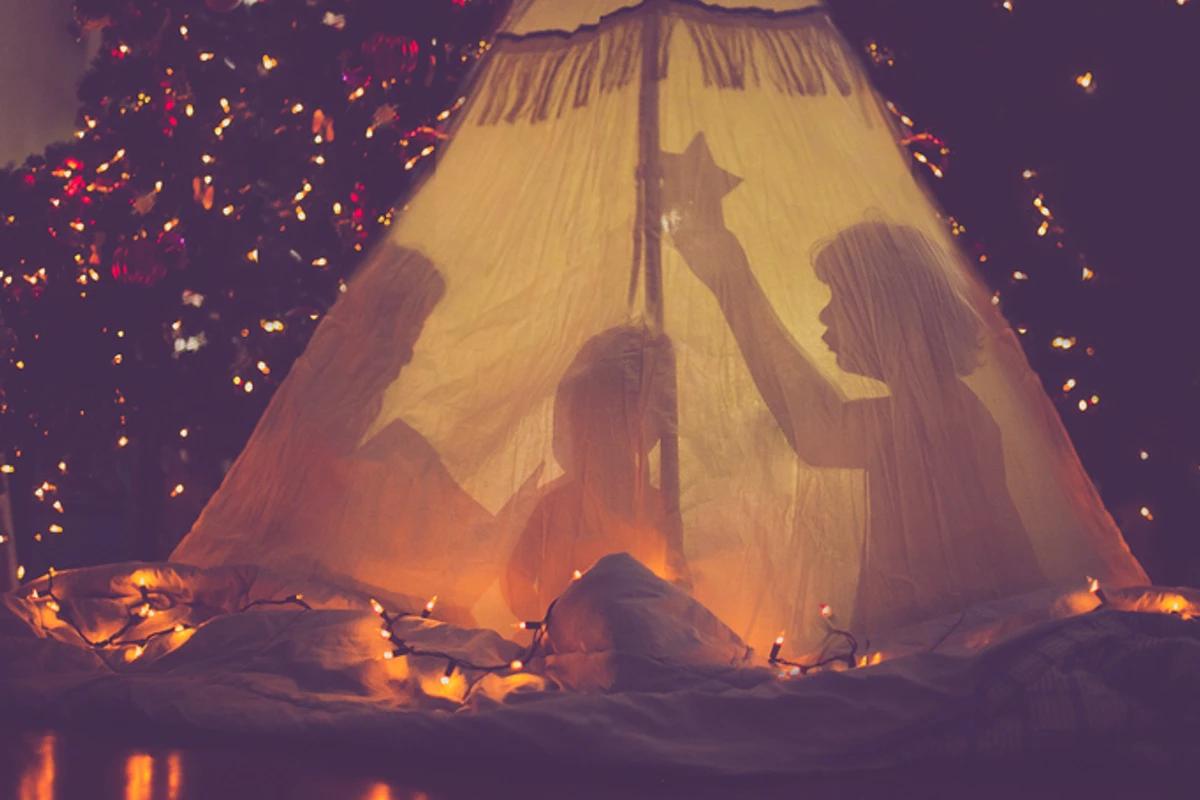 Fam&iacute;lia brincando dentro de uma cabana