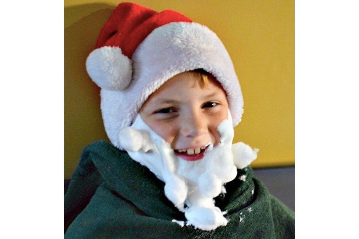 Uma espuma de barbear pode virar uma brincadeira divertida para fazer com o seu filho na noite de Natal