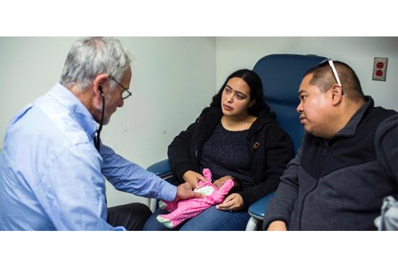 antes-mesmo-de-nascer-a-crianca-recebeu-cinco-transfusoes-de-sangue-e-um-transplante-de-celulas-tronco-da-medula-ossea-da-mae-diretamente-no-utero-1527547120221_615x300