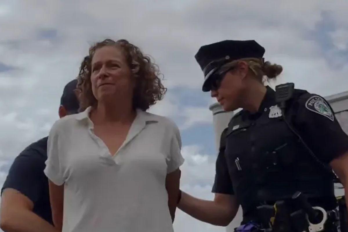 Herdeira da Disney é presa em aeroporto