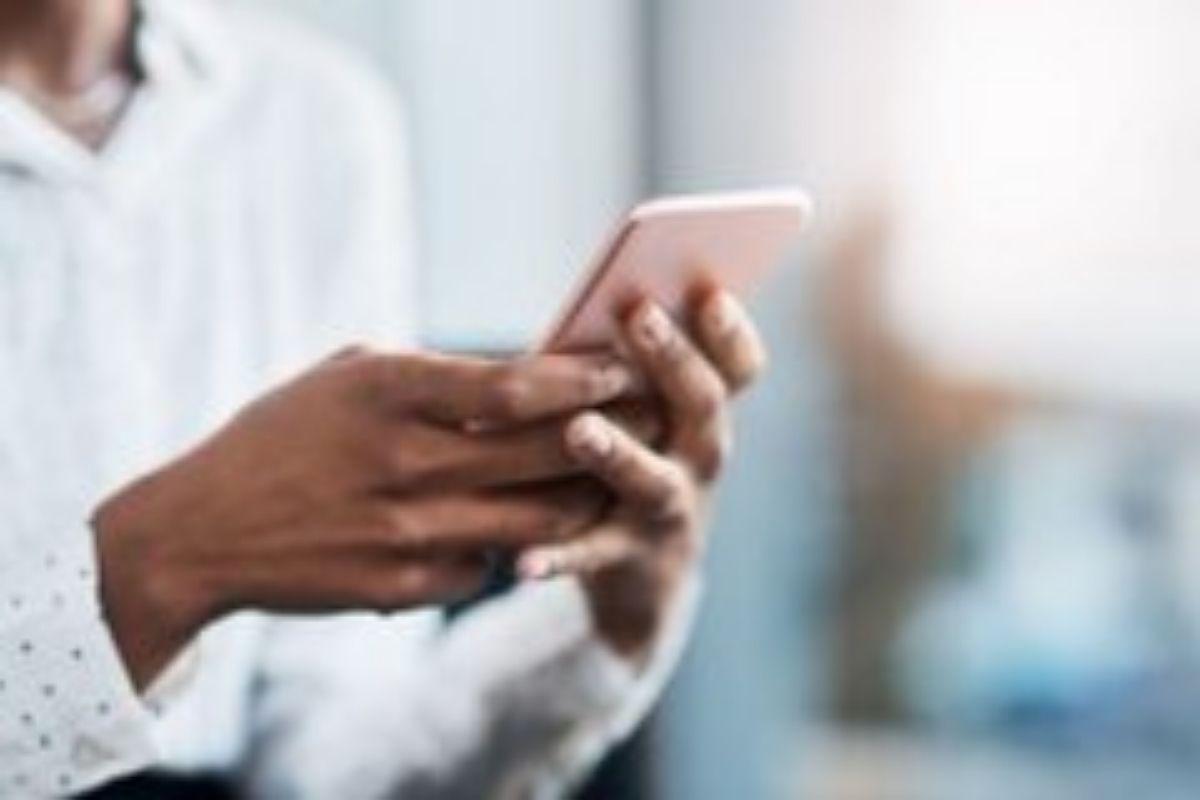 Os criminosos fizeram transferências bancárias pelo celular da mulher