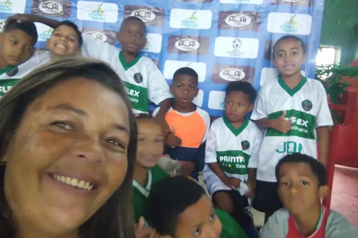 Mãe junto com time de futebol de crianças