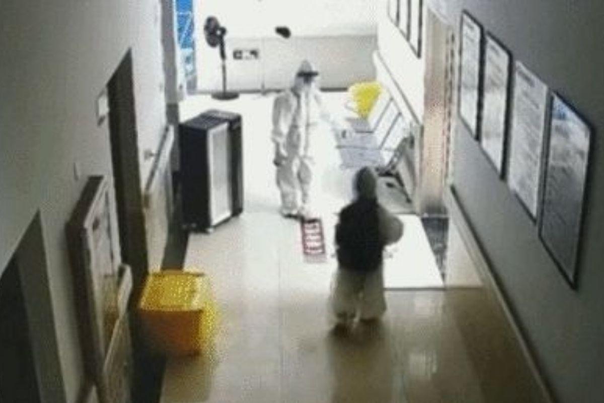 O menino precisa passar a quarentena sozinho