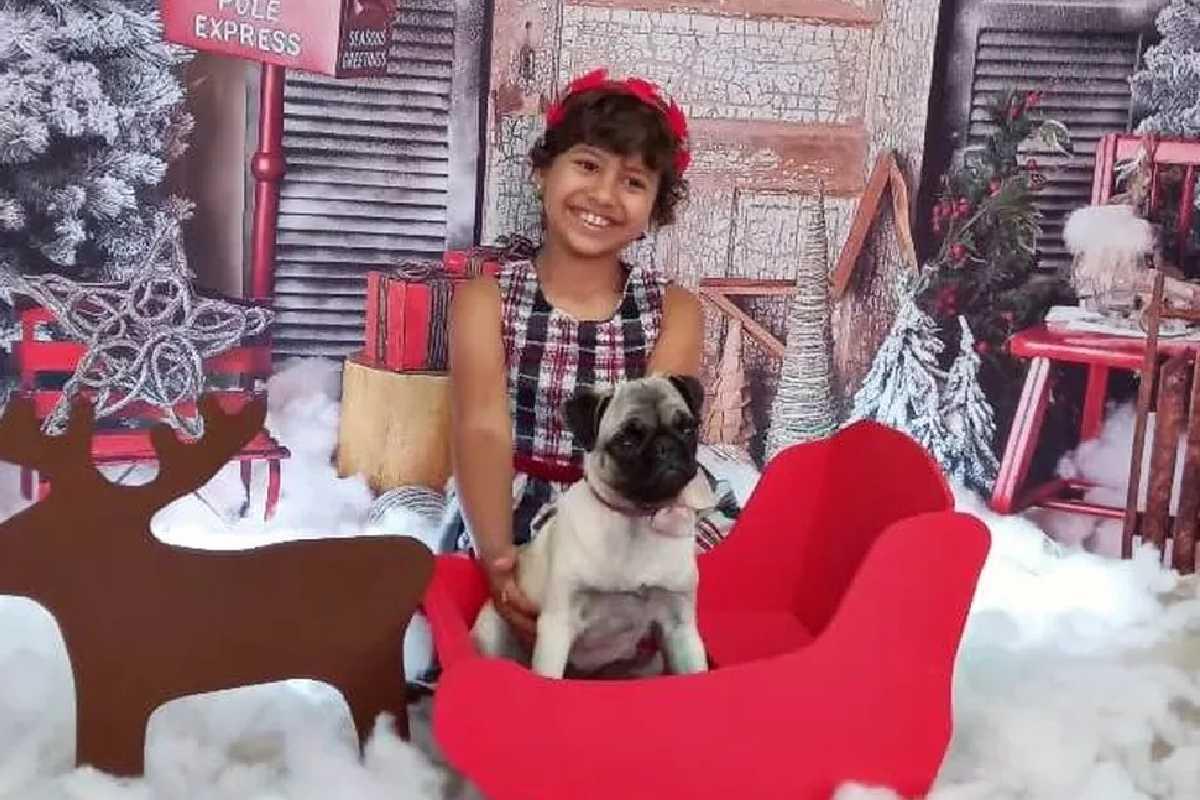 Menina que ganhou animal de estimação depois de apresentar melhora no quadro de câncer se emociona