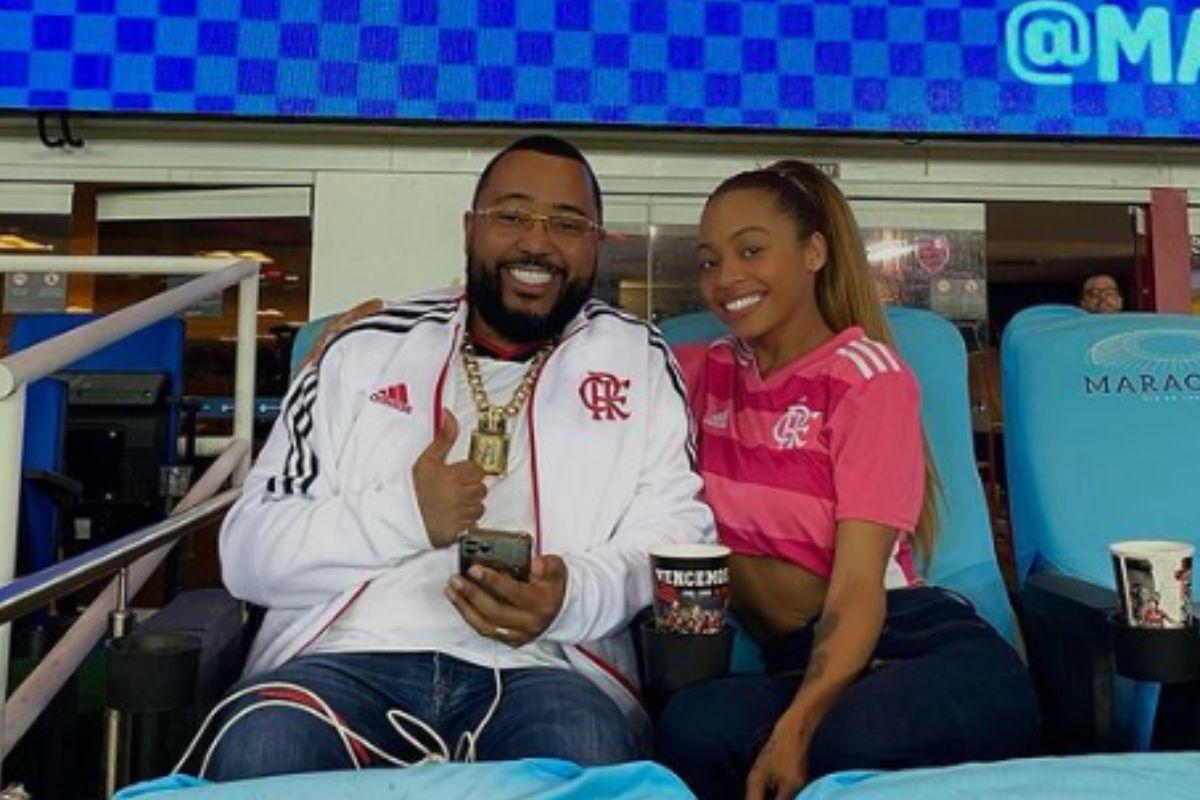 Pai e filha posando para foto