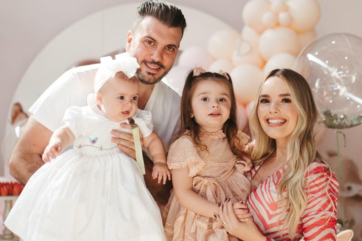 Thaeme mostra momento com as filhas e conta se a família vai aumentar