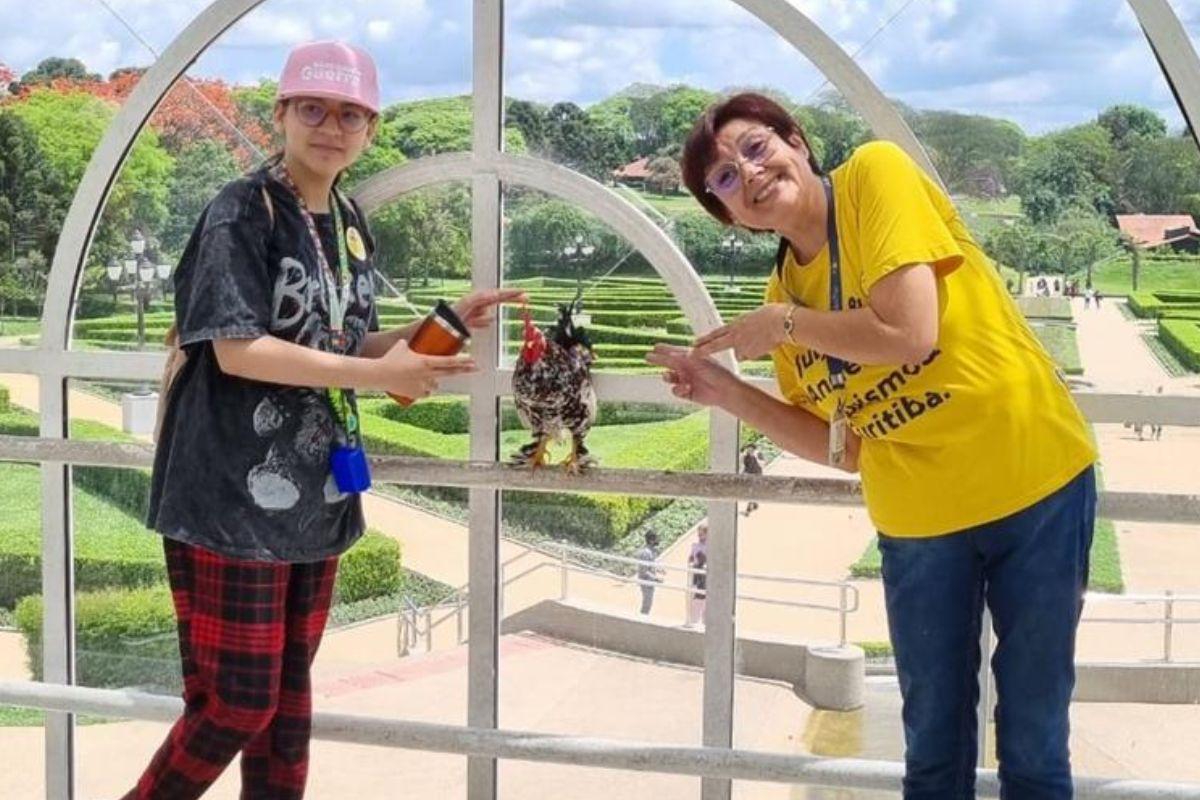 Menina faz tour com galo