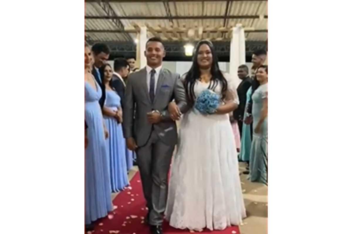 Filha homenageia mãe vítima de covid-19 durante casamento