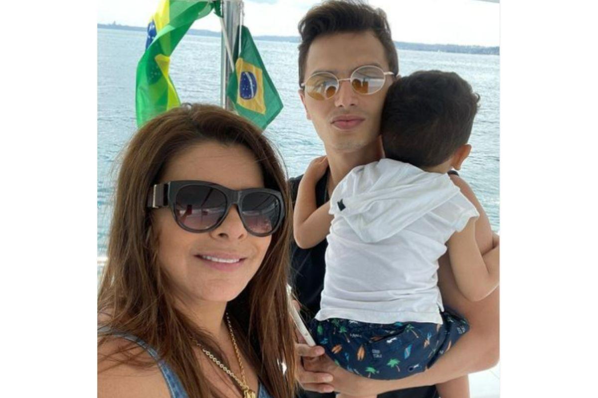 Mara Maravilha se declara para o filho no Dia Nacional da Adoção