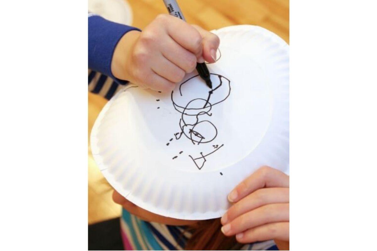 Com uma caneta e um prato, tente desenhar um boneco de neve de um jeito diferente - vai deixar o seu Natal ainda mais divertido